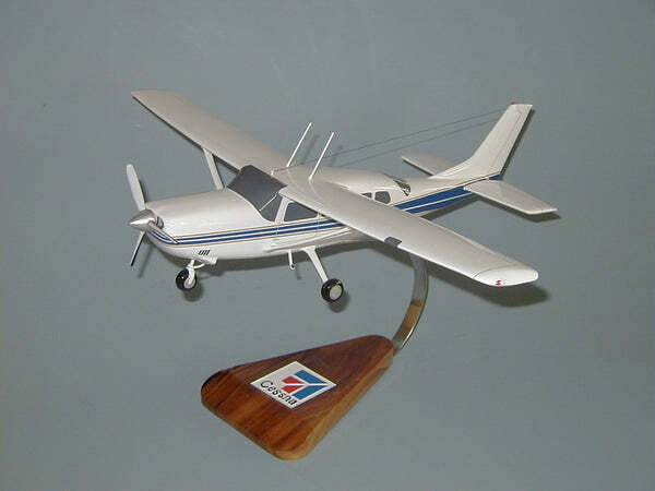 Cessna 207 Skywagon Light Utility Desk Display Private Model 1/24 SC Airplane