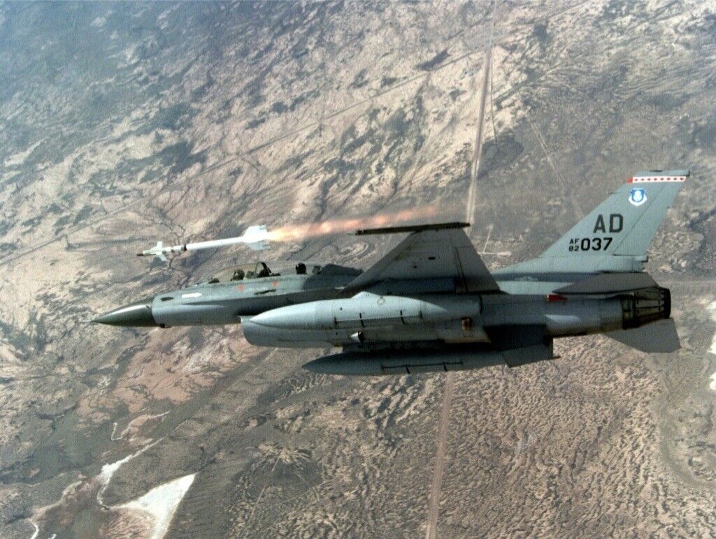F-16 Fighting Falcon aircraft fires an AIM-9P4 Sidewinder missile DD 8X12 PHOTO
