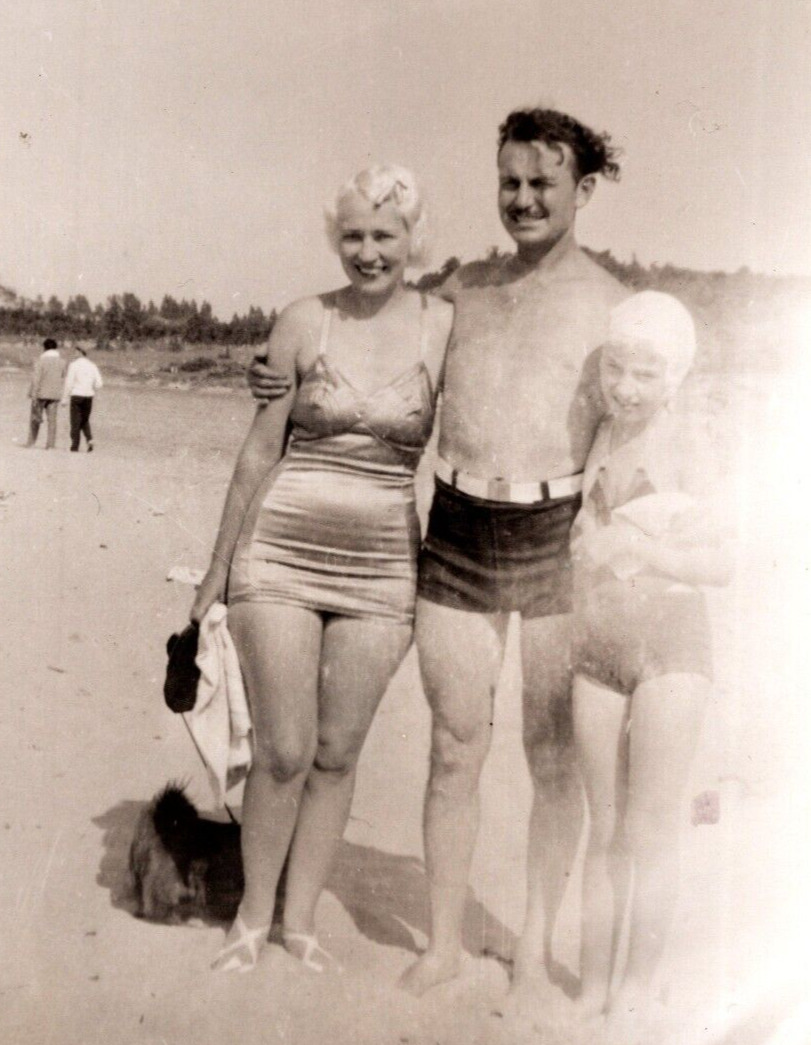 1930\'S FAMILY on BEACH - swimwear - classic swimwear - Original VTG photo