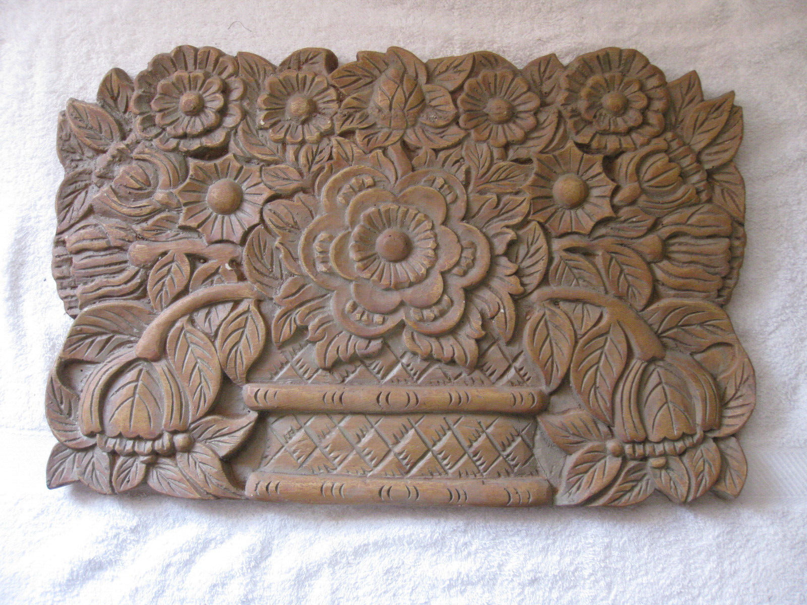 RARE VINTAGE CEMENT GARDEN WALL HANGING OF A BASKET OF FLOWERS, GREAT DETAIL