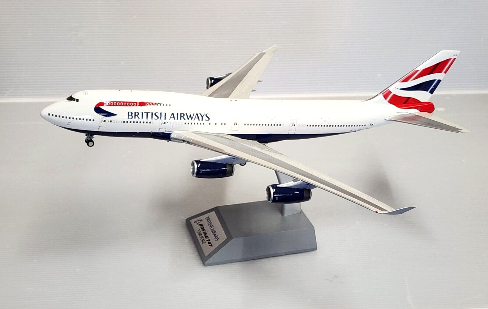 ARD Models 1:200 Boeing 747- 436 British Airways G-BNLX (with stand)