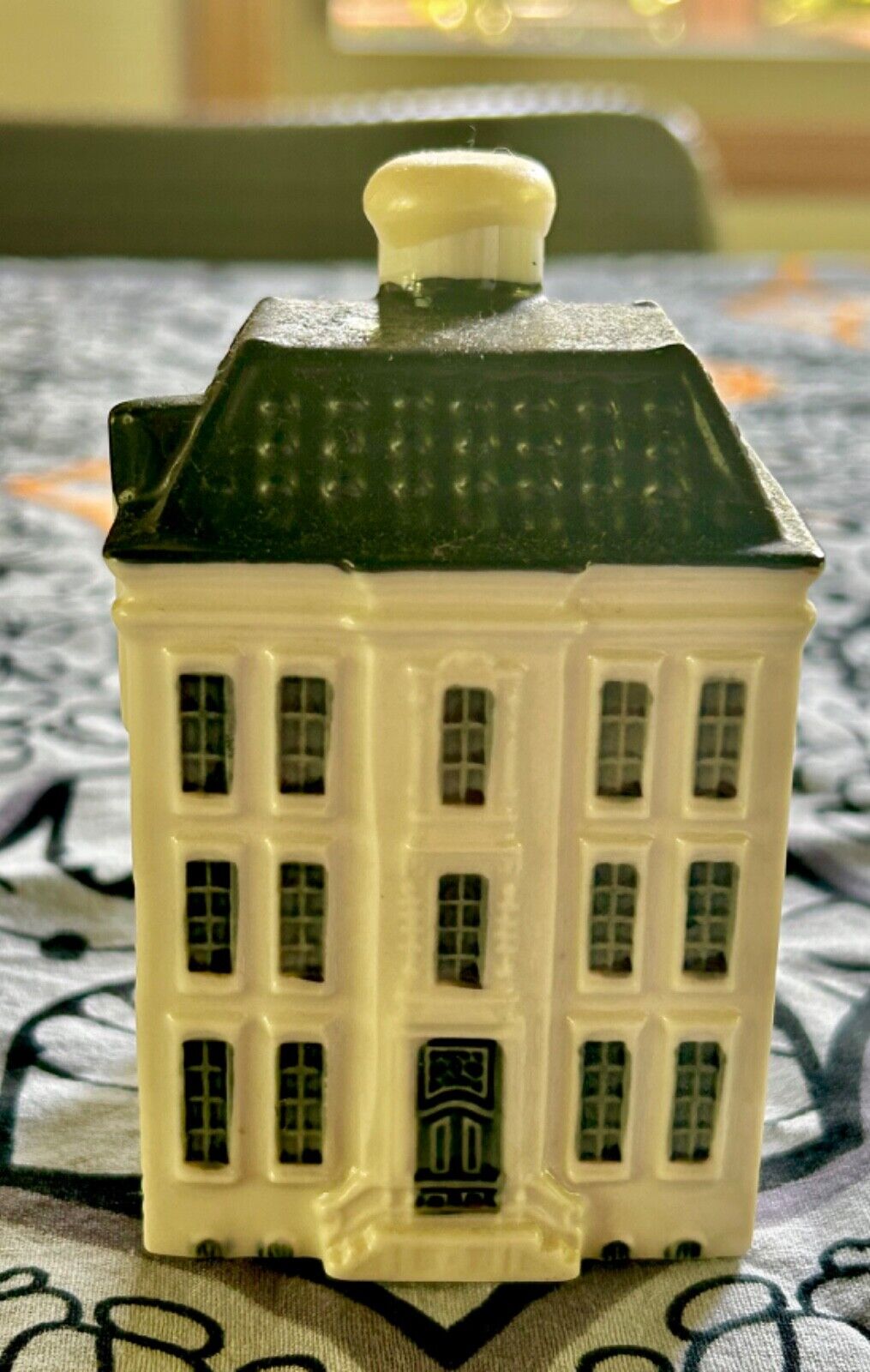 KLM Blue Delft\'s Bols Amsterdam Dutch Collectible Miniature House #93 Empty. 
