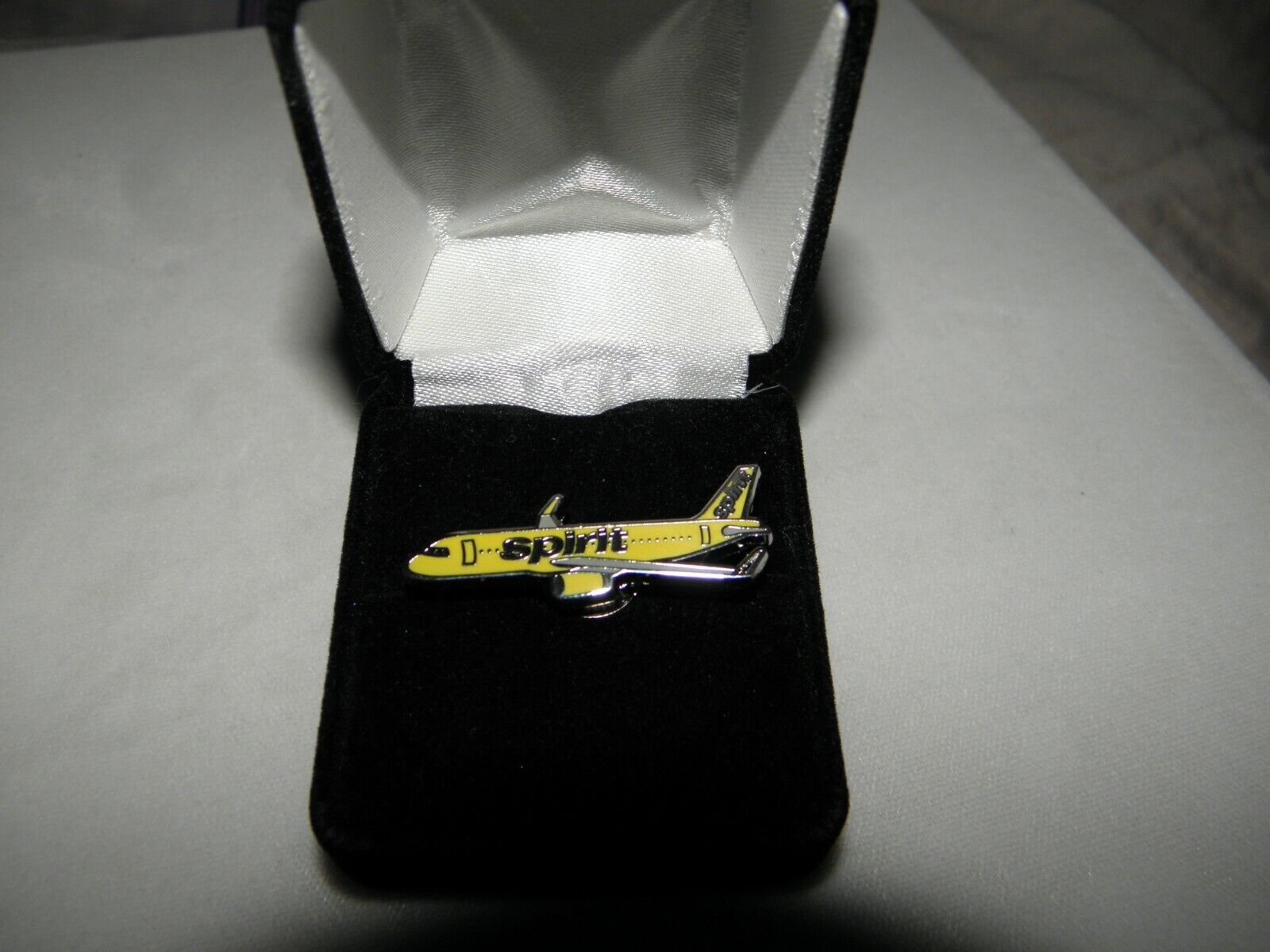 SPIRIT AIRLINES A320 AIRBUS AIRPLANE LAPEL TACK PIN AIRLINE PILOT GIFT NEW COLOR