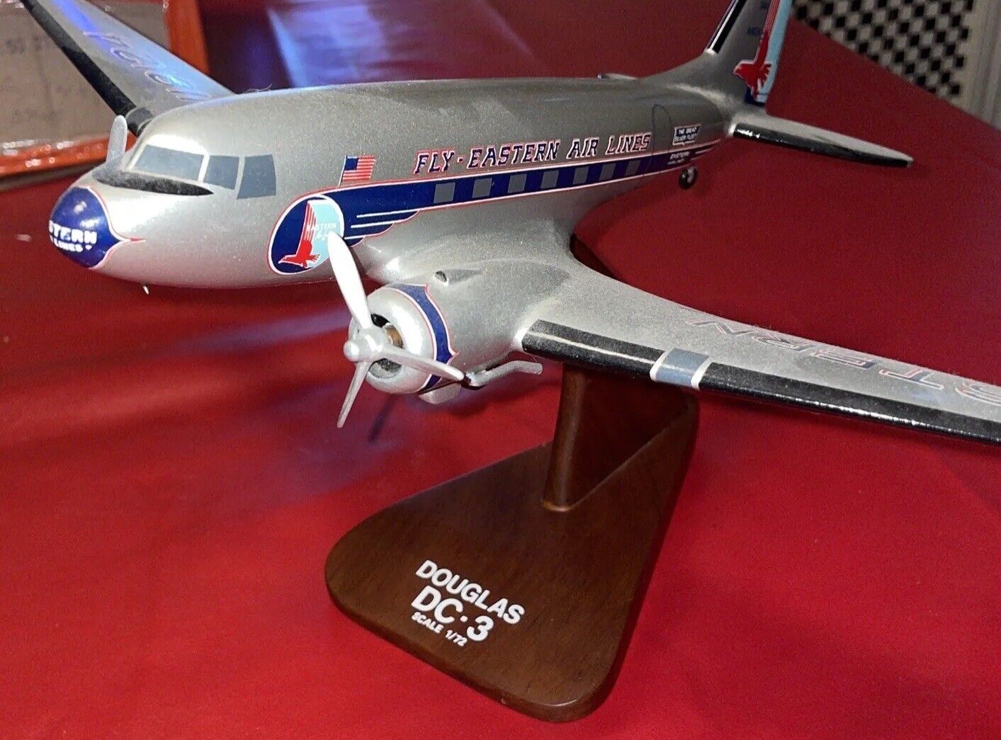 Daron Executive Series  Douglas DC3  Eastern Airlines  1:72 Scale