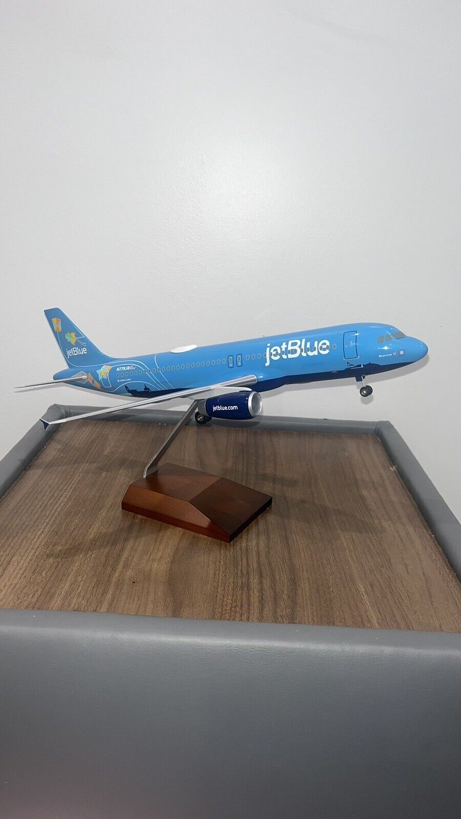 Daron Skymarks Supreme JetBlue ‘Bluerica’ 1/100 Scale A320 Model Plane