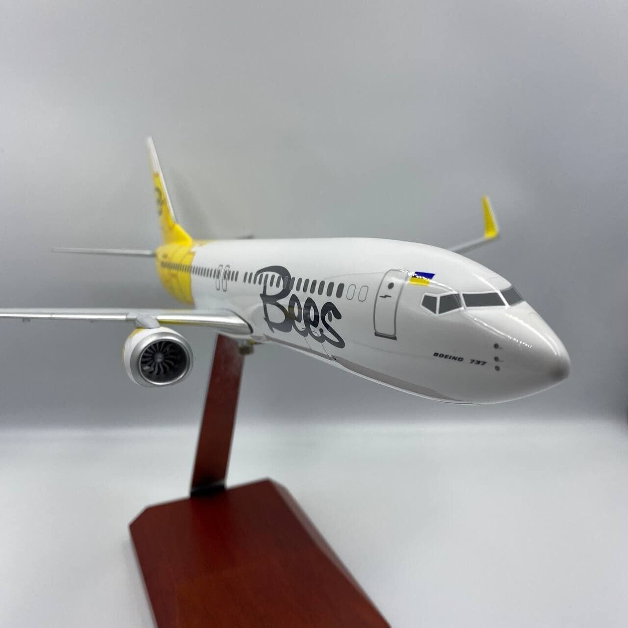 Aircraft model Boeing 737-800 Bees Airlines Reg: UR-UBA scale 1:100 Resine