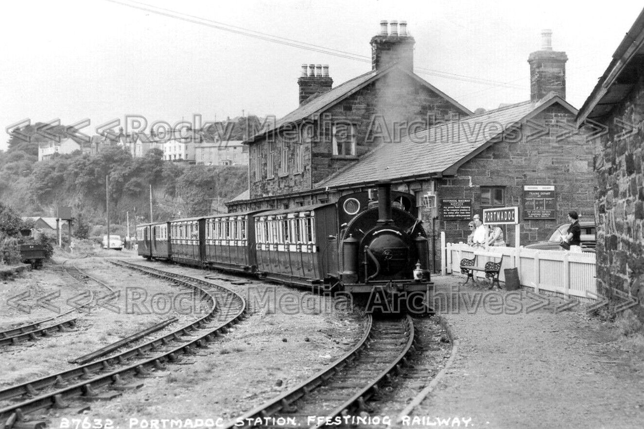 hjj-26 The Station, Ffestiniog Railway, Portmadoc, Wales. Photo