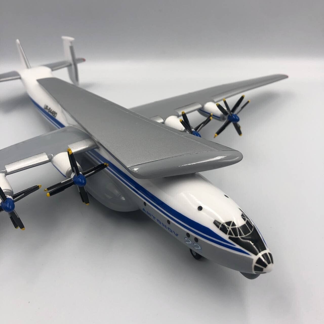 Aircraft model ADB Antonov An-22P-3 UR-64460 (gray wings) scale 1:200 cast resie