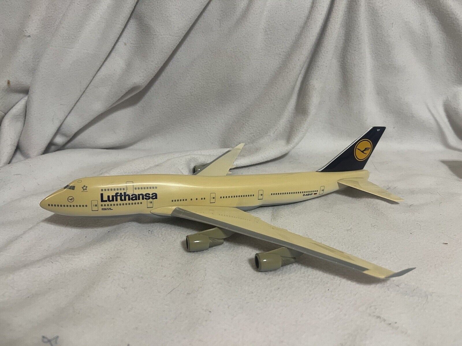 Dragon Wings ? Lufthansa B747-400. D-ABVF. Frankfurt. Scale 1:400.