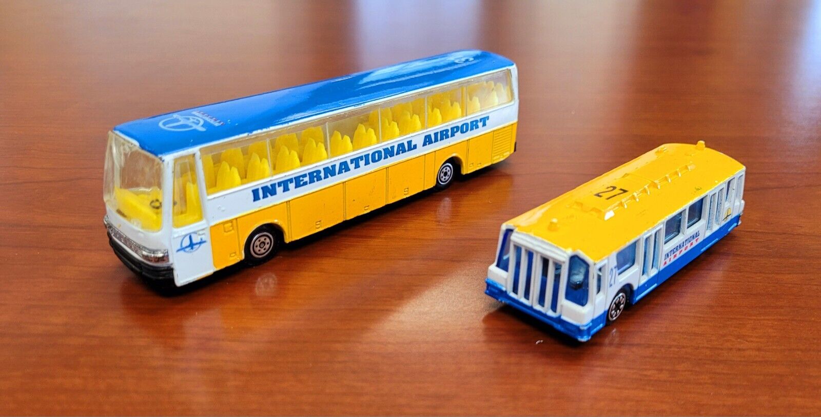 UNITED AIRLINES International Airport BUS / shuttle bus set Unbranded