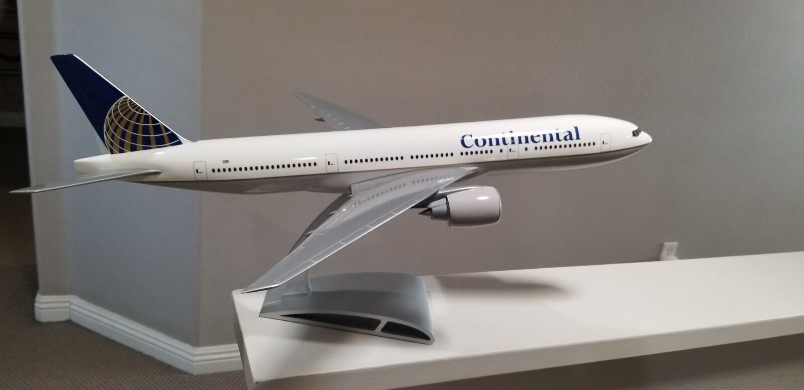 1/100 Scale Pacmin Boeing 777 Travel Agent Display Model Airplane, CONTINENTAL 