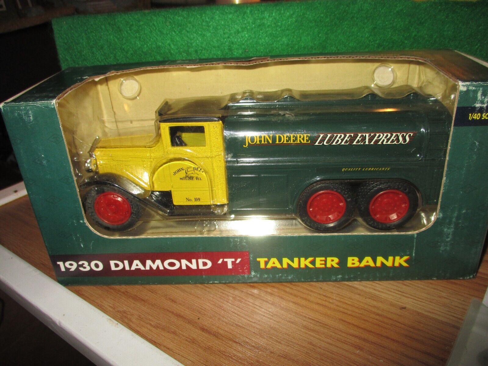 Ertl DIE CAST 1:40 SCALE John Deere Lube Express 1930 Diamond T Tanker Bank~NEW