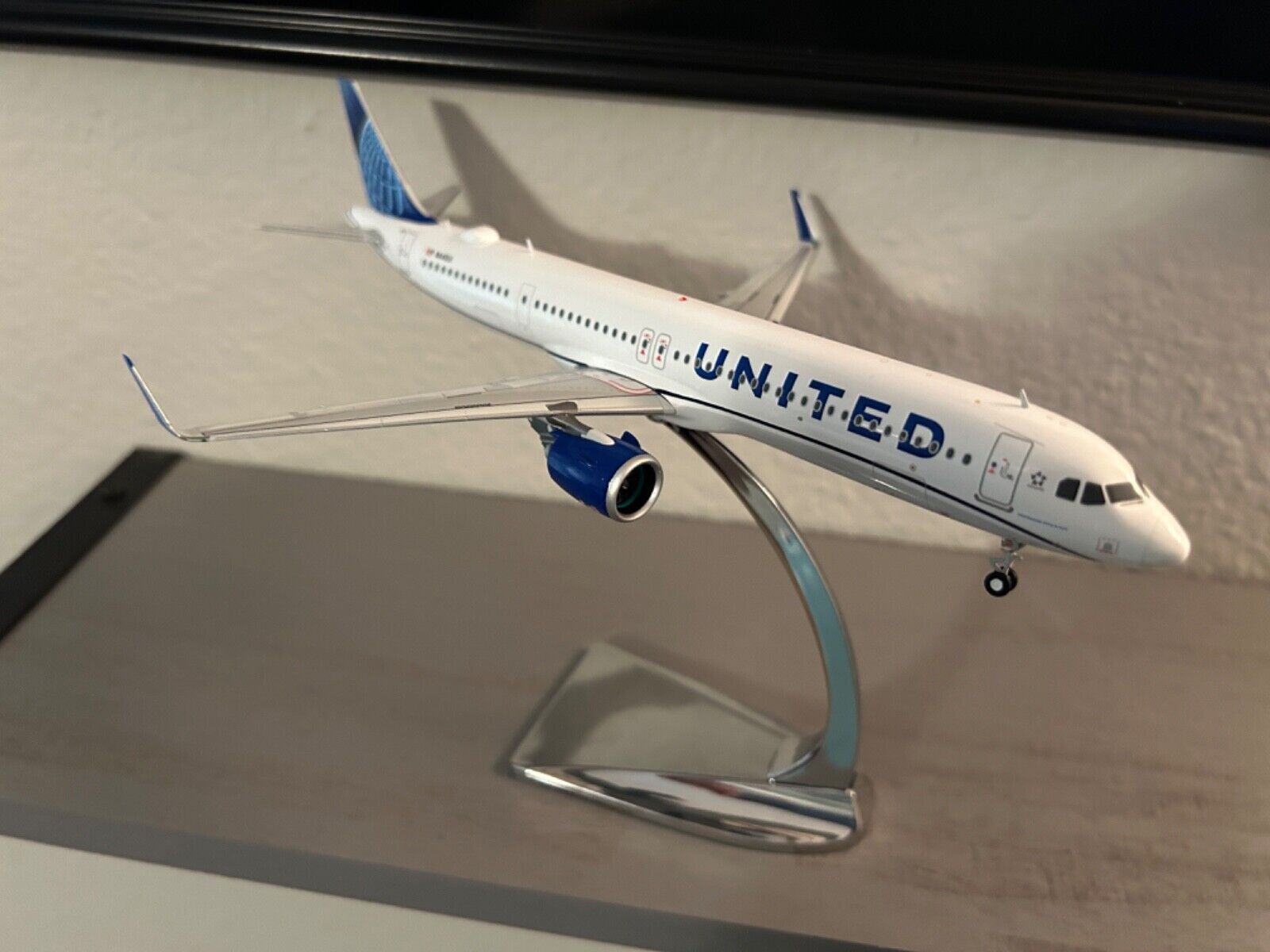 United Airbus A321 NEO 1/200 scale Gemini Jets model-includes a Phoenix stand