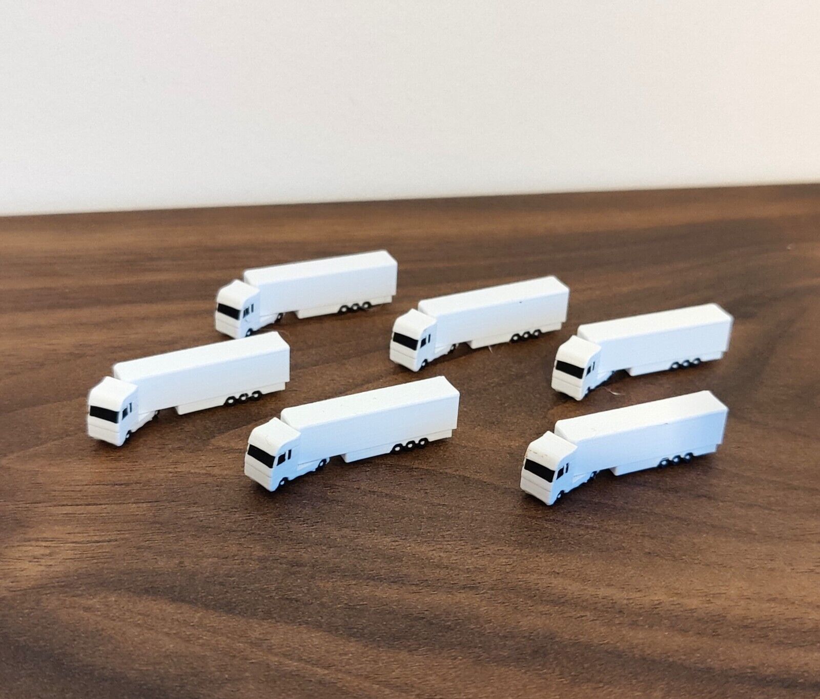 6x White ARTICULATED TRUCK/LORRY Airport GSE Vehicle 1:400 Scale FULLY ROTATING