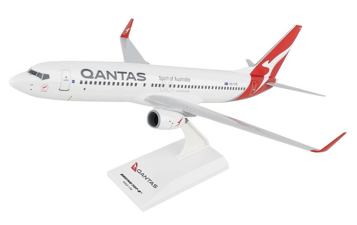 Skymarks SKR986 Qantas Airways Boeing 737-800 Desk Display 1/130 Model Airplane