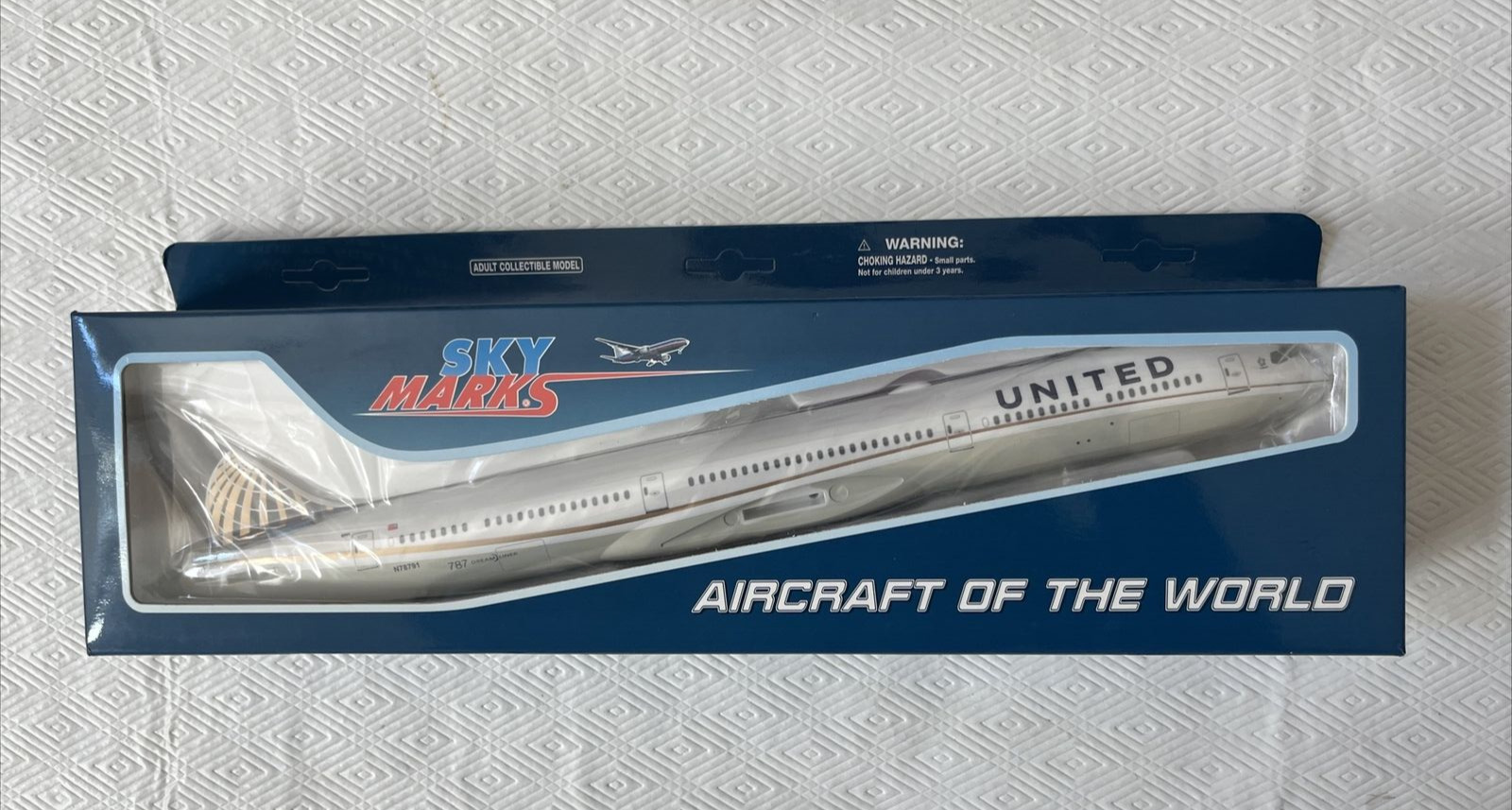 SKY MARKS AIRCRAFT OF THE WORLD UNITED AIRLINES PLANE NIB B787-10 1:200 scale