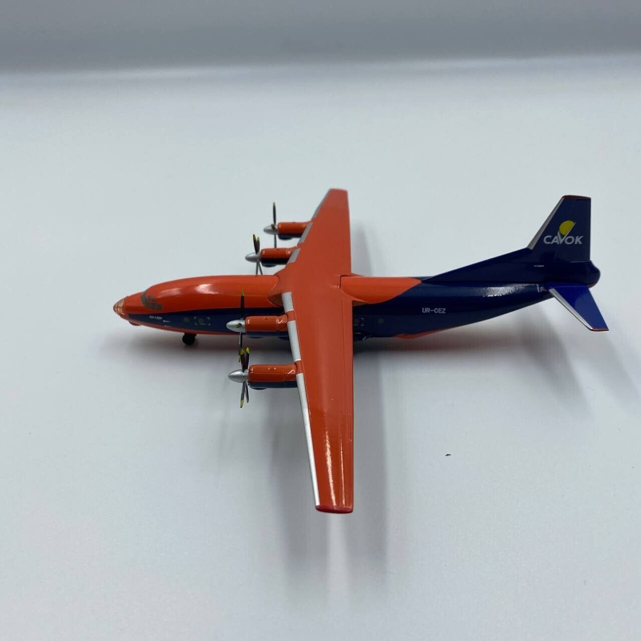 Model of the Antonov AN-12 Cavok UR-CEZ black/orange scale 1:200