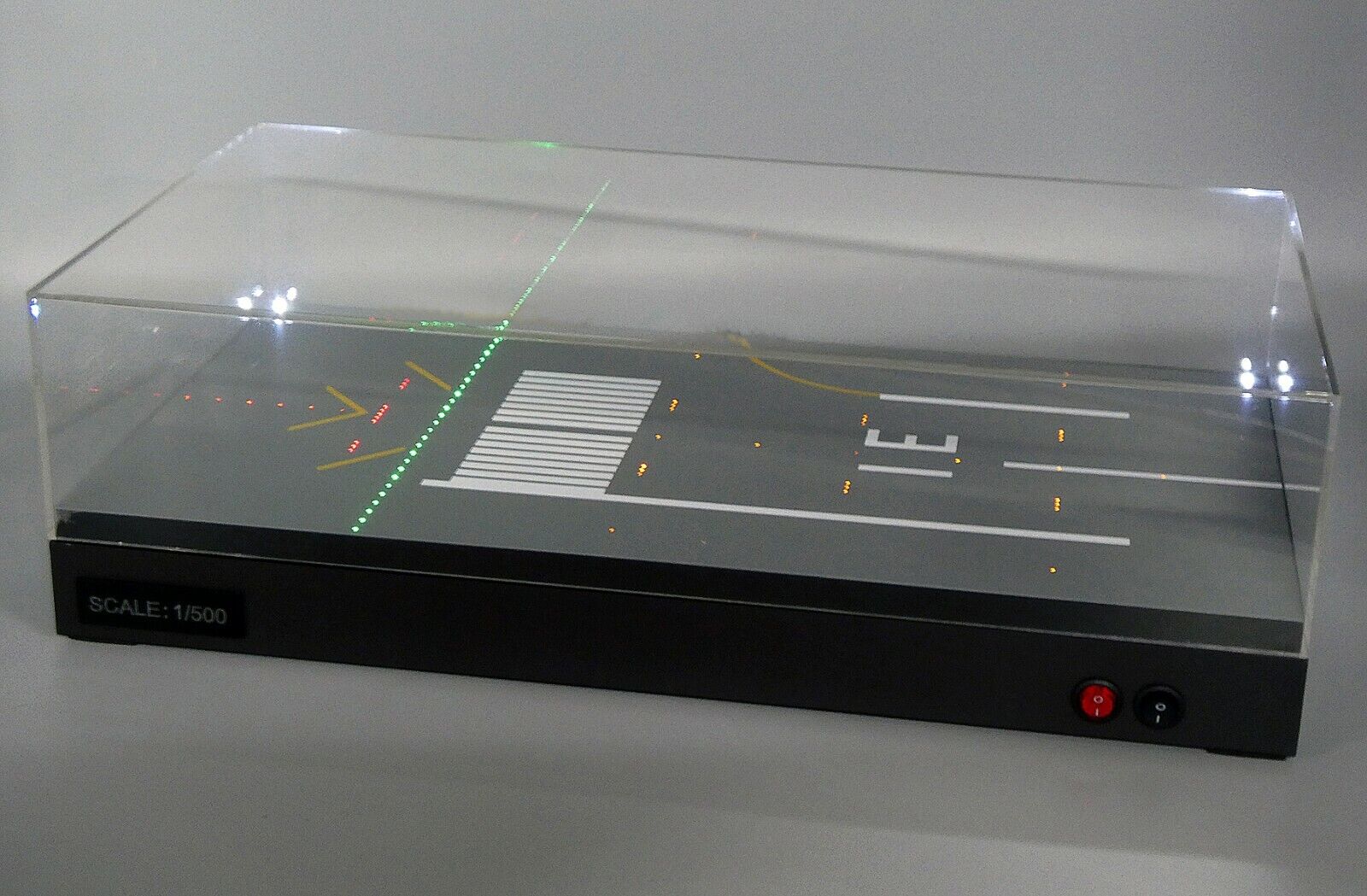 Scale 1/500 Runway Display Case with LED  \