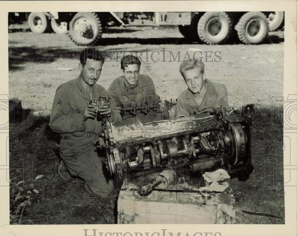 1944 Press Photo American 5th Army soldiers repair a motor on the Italian front