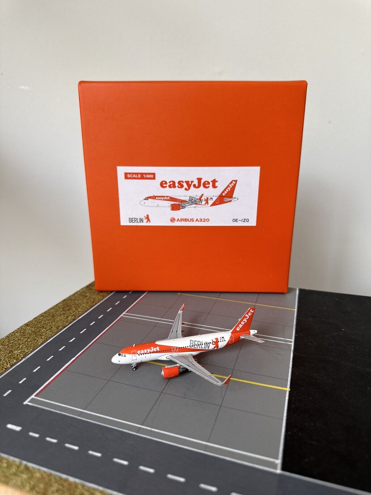 EasyJet Airbus A320 ‘Berlin’ OE-IZQ 1:400 Scale Model By JC Wings