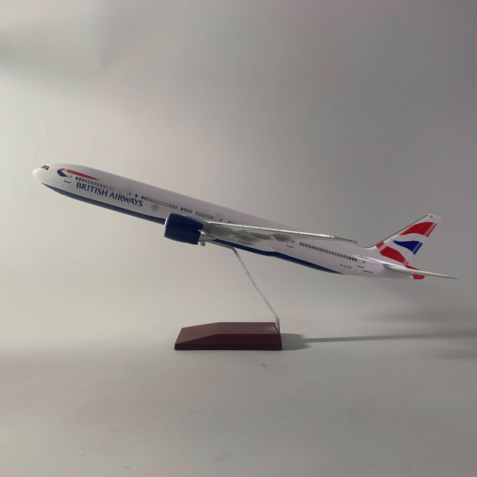 BRITISH AIRWAYS B777-300ER Scale 1/160 Display Model 47cm