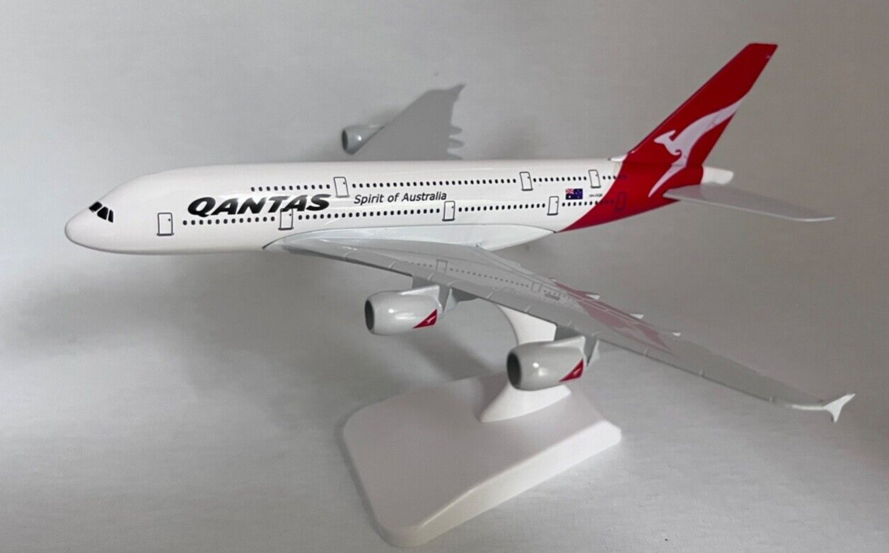 Qantas  Model Airplane  Airbus A380 Apx 19cm  Diecast Metal On Stand