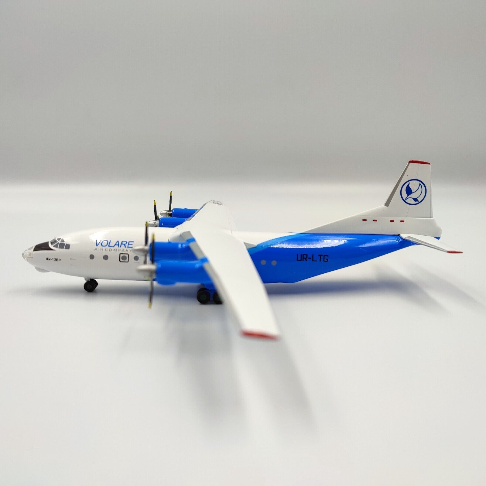 Model of Antonov An-12 Volare UR-LTG scale 1:200