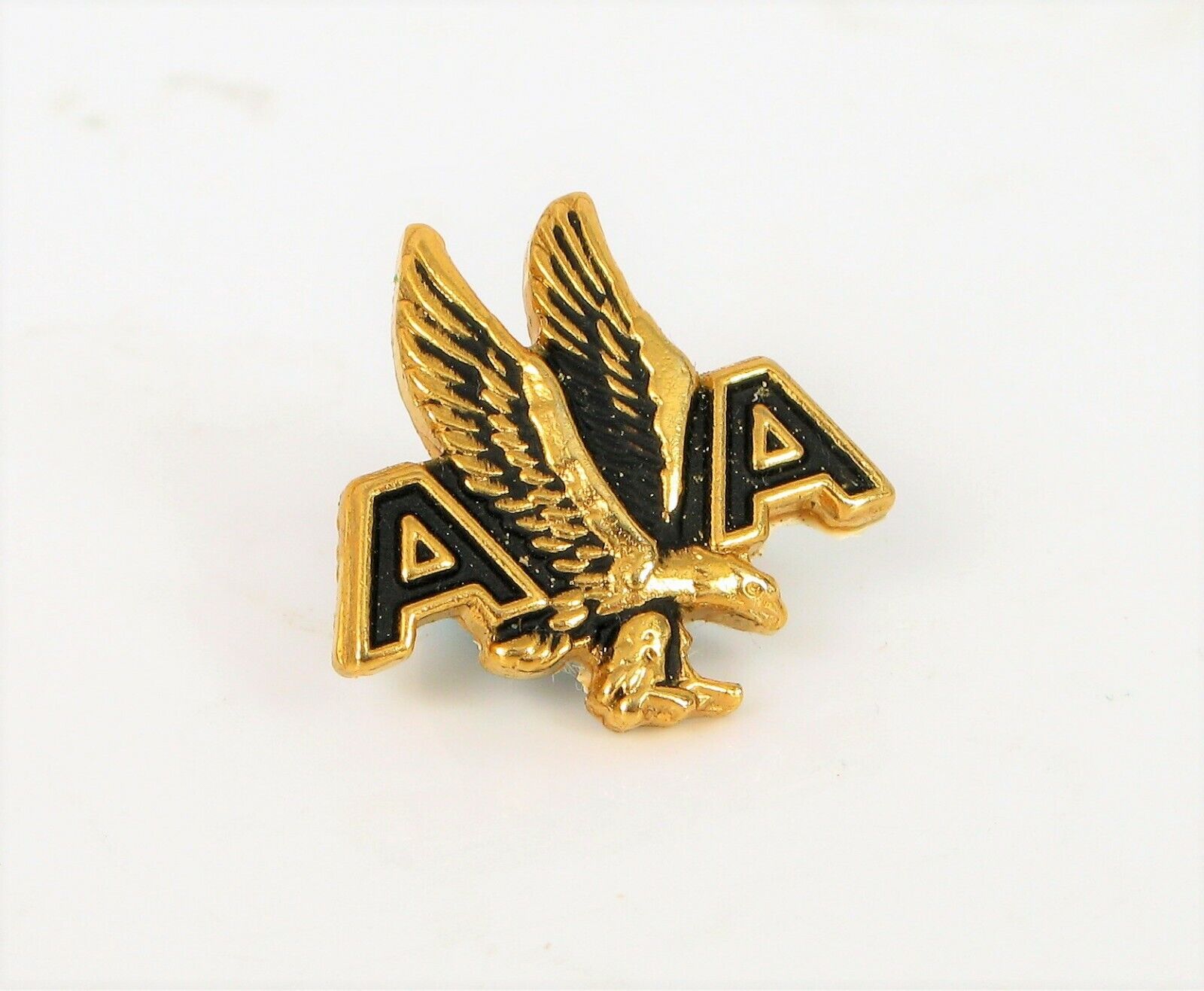VINTAGE AMERICAN AIRLINES EMPLOYEE AWARD FLYING EAGLE EMBLEM GOLD TONE 5 YEAR