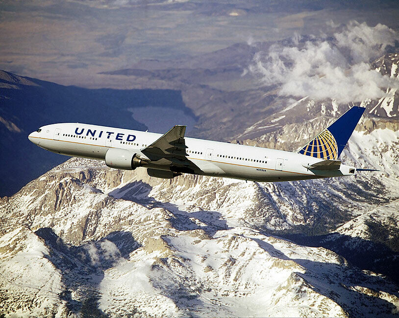 UNITED AIRLINES BOEING 777-200 OVER MOUNTAINS 8x10 GLOSSY PHOTO PRINT