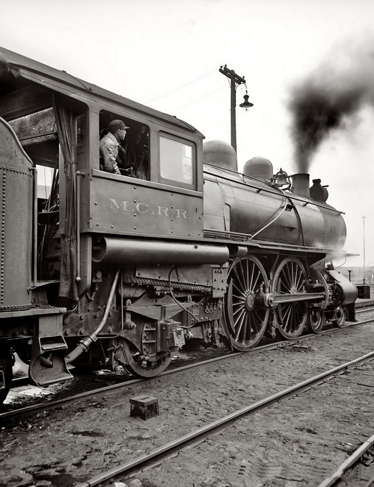 1904 MICHIGAN CENTRAL RAILROAD Engineer Guiding Train PHOTO  
