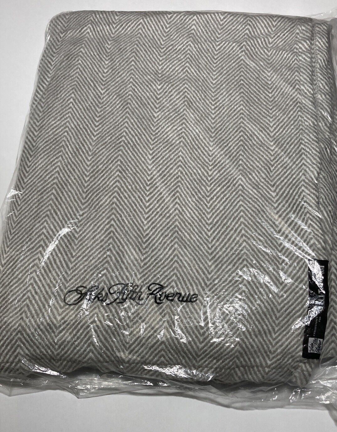 UNITED AIRLINES Polaris SAKS FIFTH AVENUE Gray Blanket ✨NEW SEALED