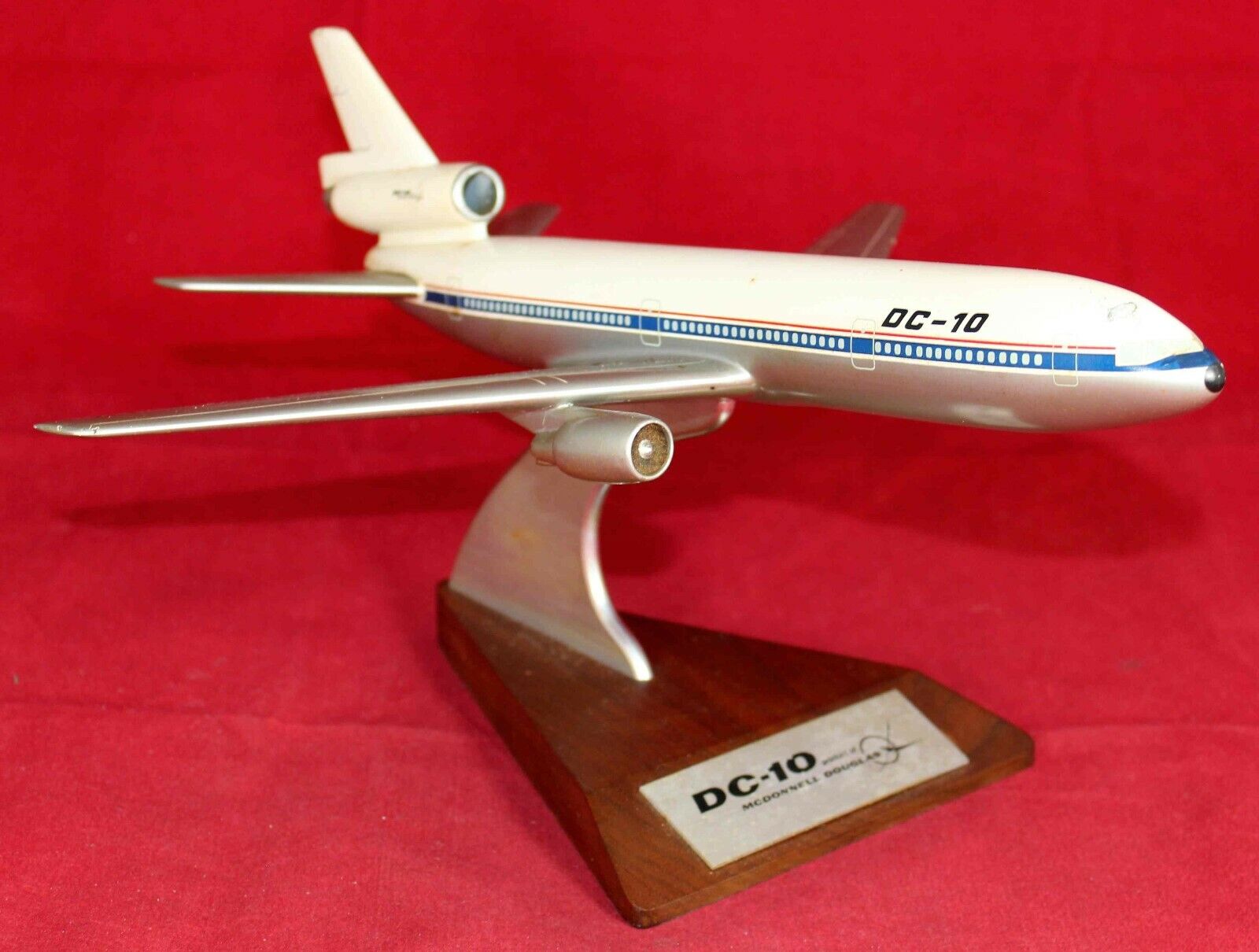 DC-10 McDonnell Douglas Model Airplane - Executive Gift - Pacmin? - 13.5\