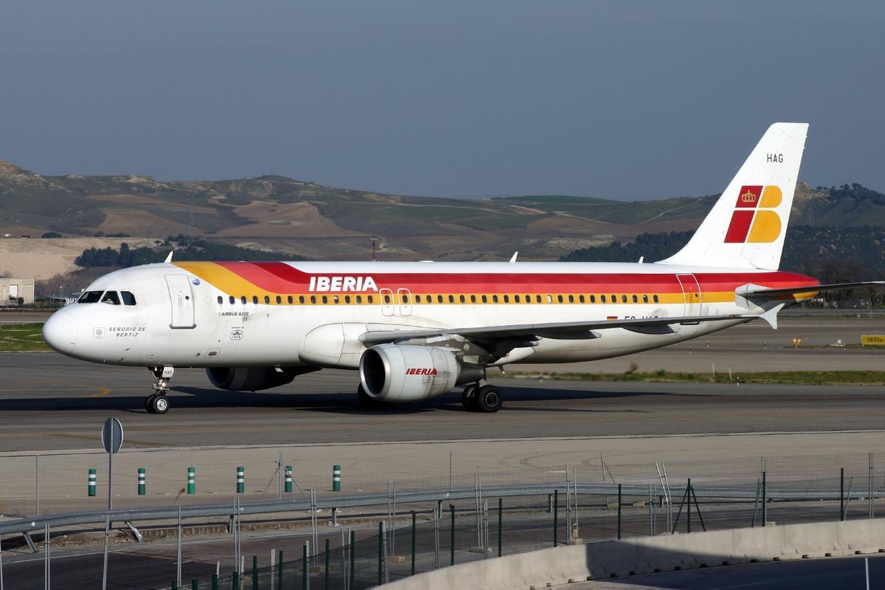Iberia Airbus A320 EC-HAG colour photograph