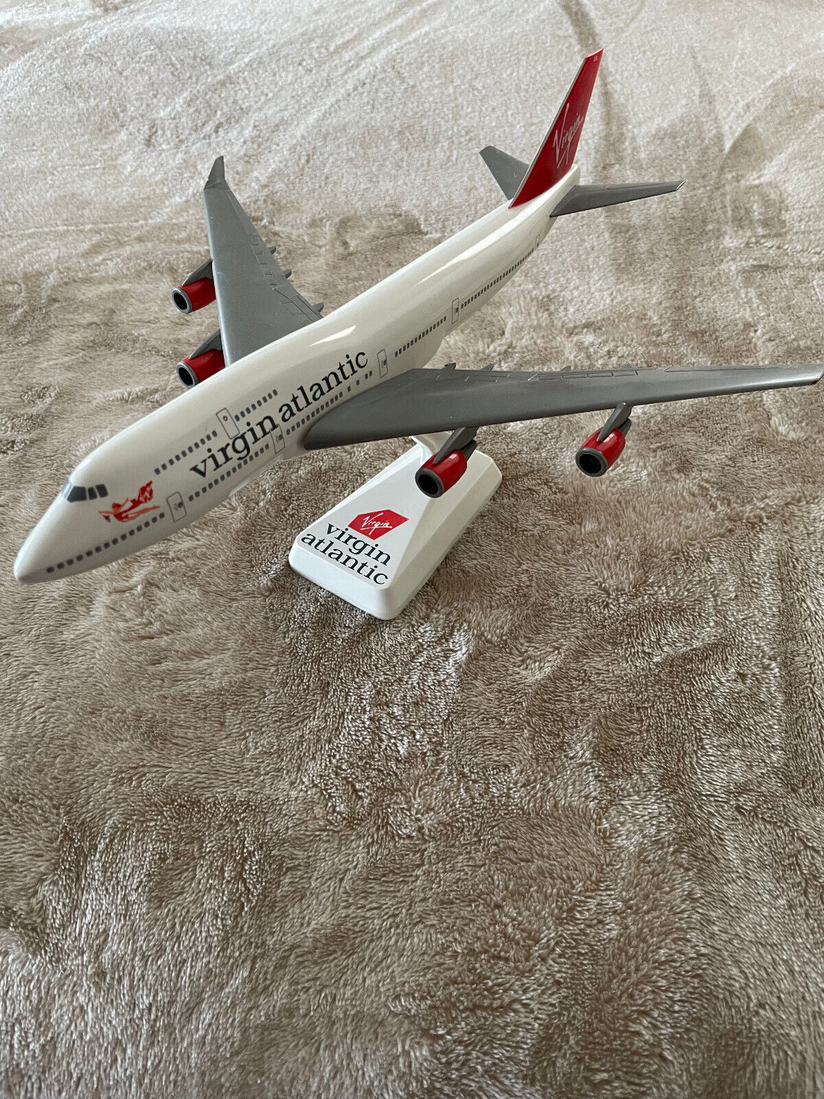 Virgin Atlantic Boeing 747 snapfit model airplane 1:250 scale