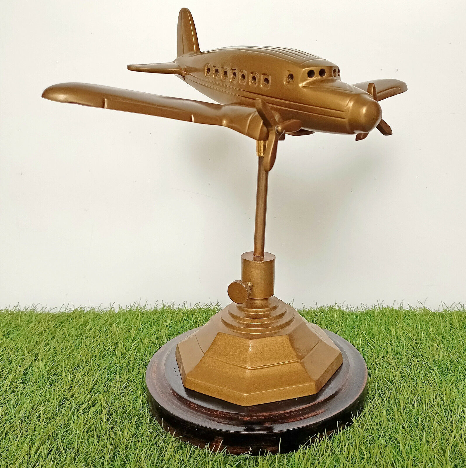 Aviation Collectibles Airplane on Hexangon Round Base Metal Aircraft Desk Model