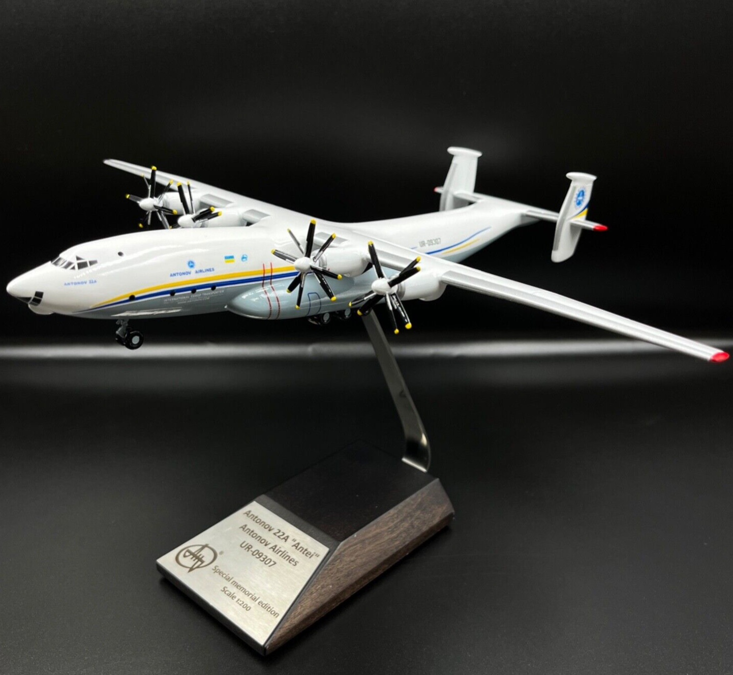 Official licensed Antonov® Airlines model An-22 UR-09307 scale 1:200 Turboprop