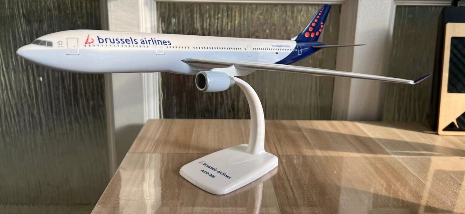 1/200 Brussels Airlines Airbus A330-300 Airplane Desk Display Model