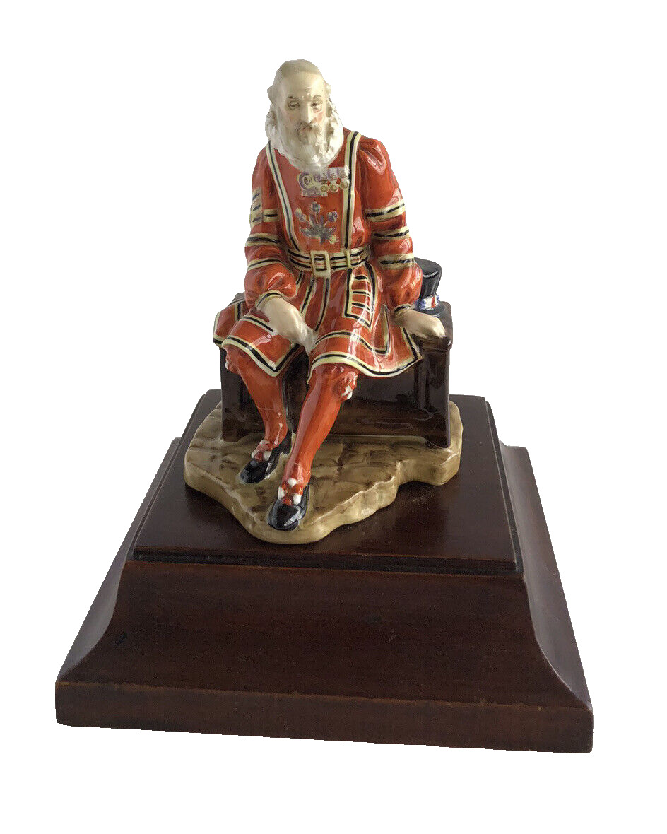 Royal Doulton Figurine Yeoman of the Guard HN 2122 Mounted Wooden Base 1954-1959
