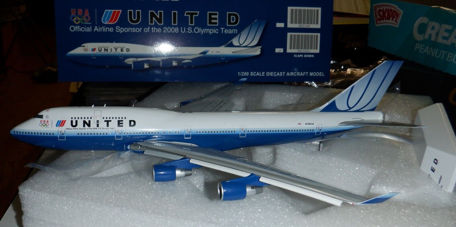 JC Wings 1:200 United Airlines Boeing  747-400  #N199UA  -  XX2268A  Flaps Down