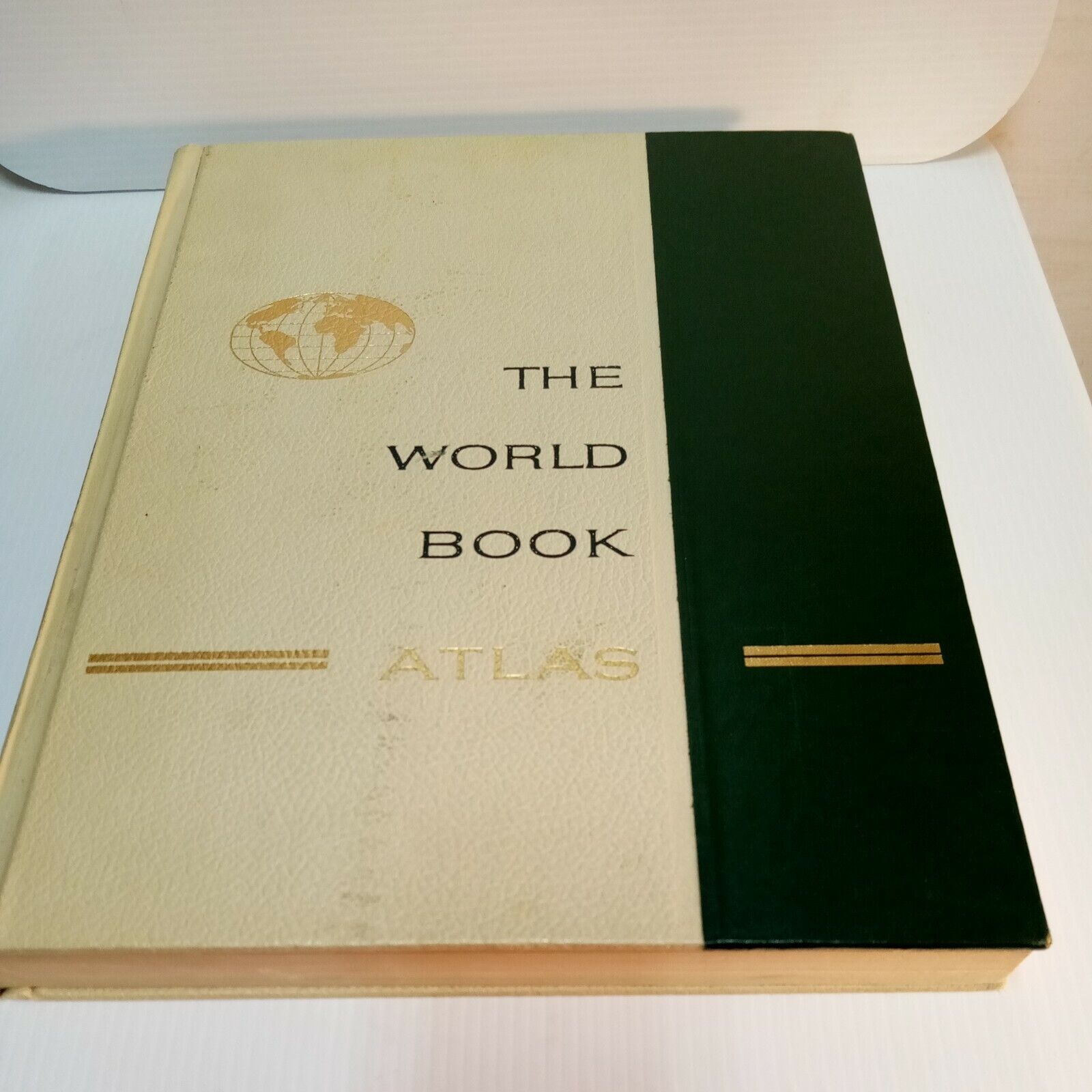 Vintage 1964/1965 The World Book Atlas Hardcover (FC 70A/T D178)