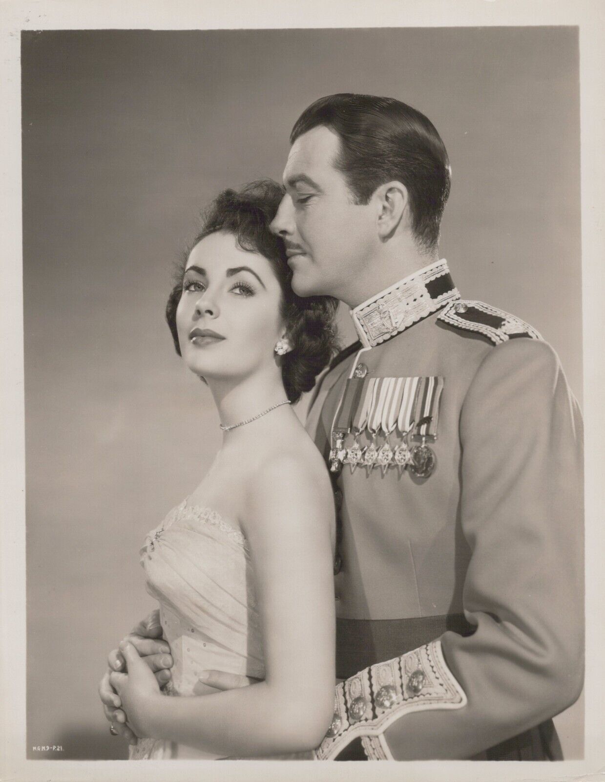 HOLLYWOOD BEAUTY ELIZABETH TAYLOR + ROBERT TAYLOR PORTRAIT 1949 Photo C33