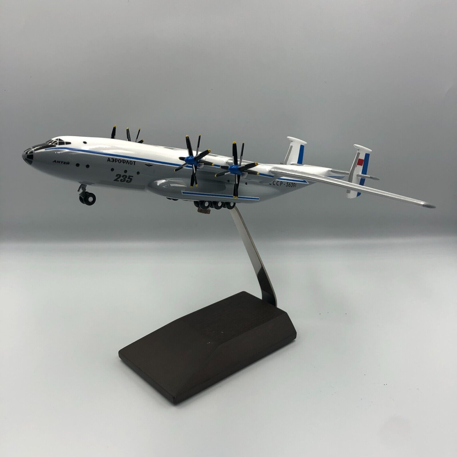 Aircraft model Antonov 22 An-22 Aeroflot CCCP-56391  scale 1:200 cast resine