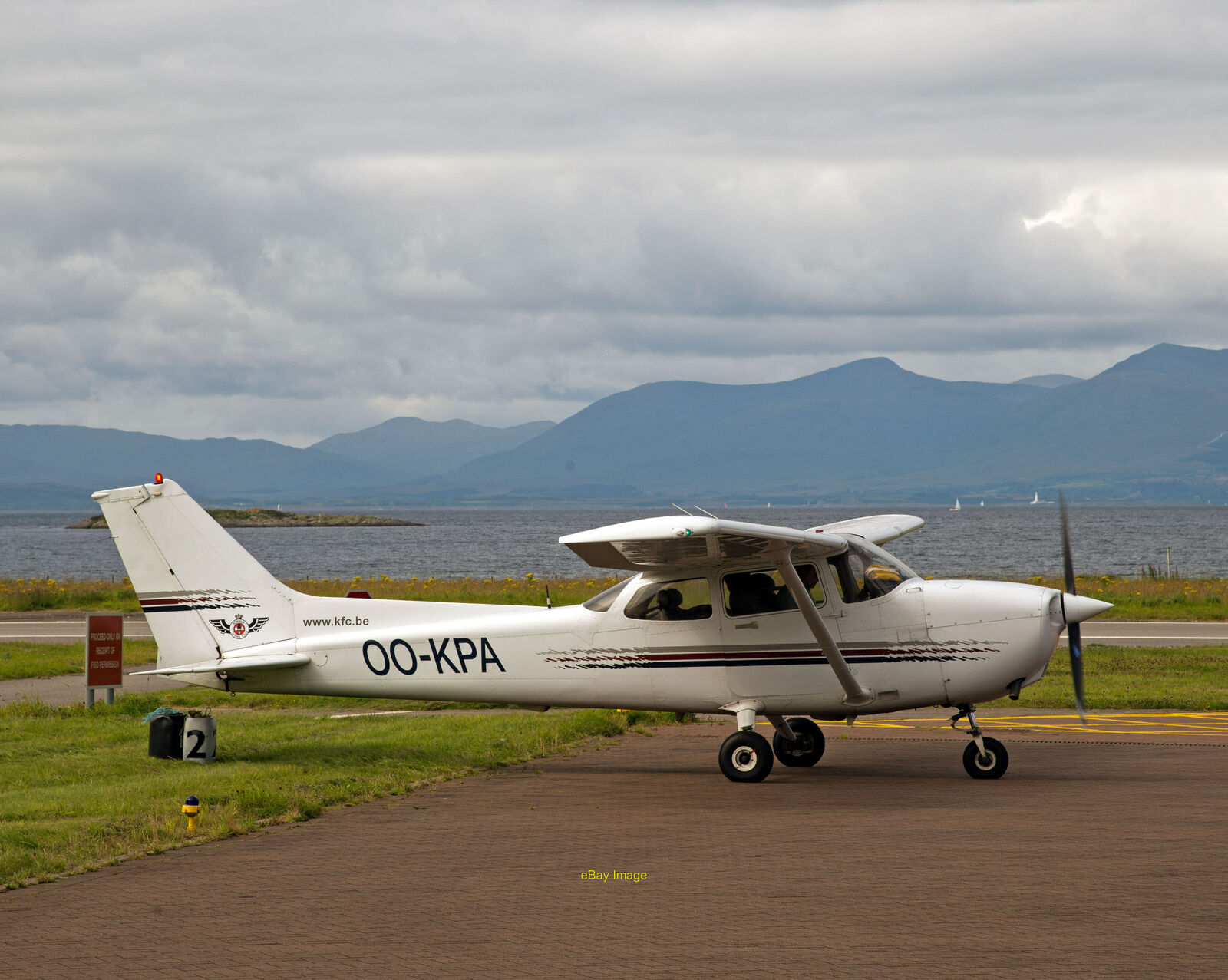 Photo 6x4 OO-KPA at Oban Airport OO-KPA a Cessna 172R Skyhawk is readied  c2014