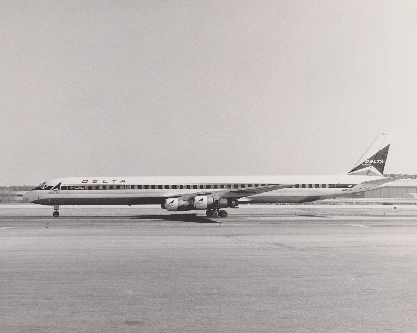 DELTA AIR LINES - SUPER DC 8 71 (STRETCH) TAXING  LH - BLACK & WHITE 8 X 10  