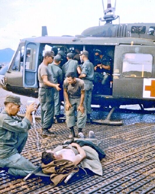 Transport Wounded Soldier Medevac UH1 Huey Helicopter 8x10 Vietnam War Photo 695