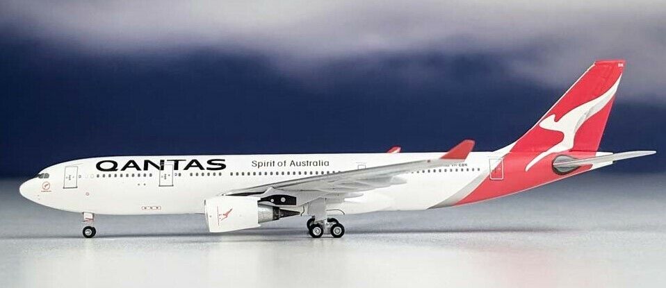 Aeroclassics AC419828 Qantas Airways Airbus A330-200 VH-EBN Diecast 1/400 Model