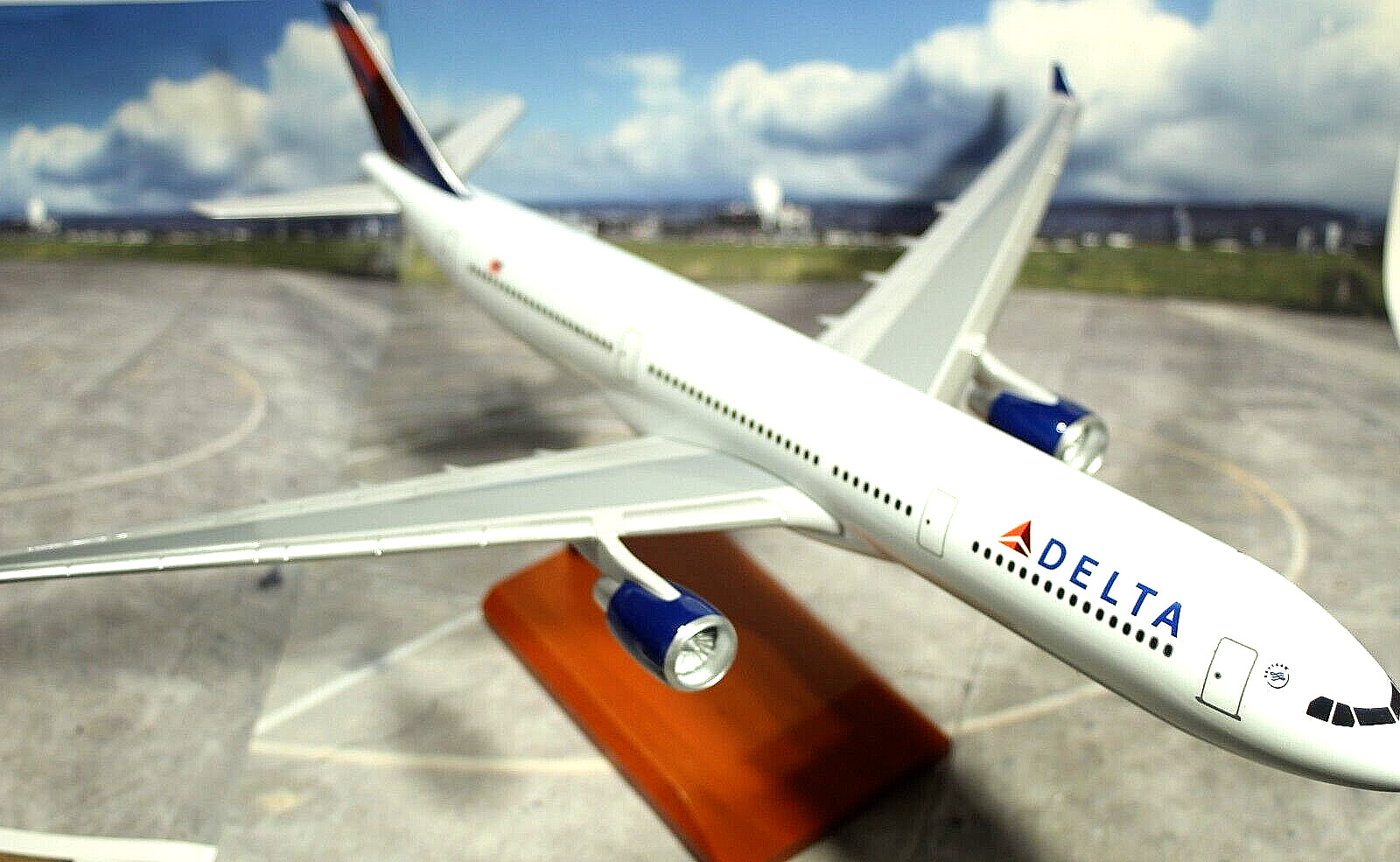 Executive Series Models  Airbus A330 300  Delta Airlines 1:100 Scale LARGE MODEL
