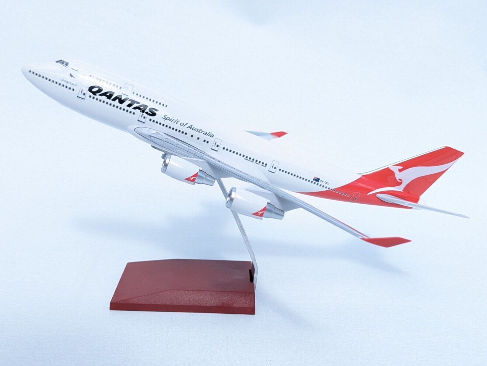 Qantas B 747 Medium  Plane Model   On Stand Apx 37cm x 35 Cm Resin Airplane
