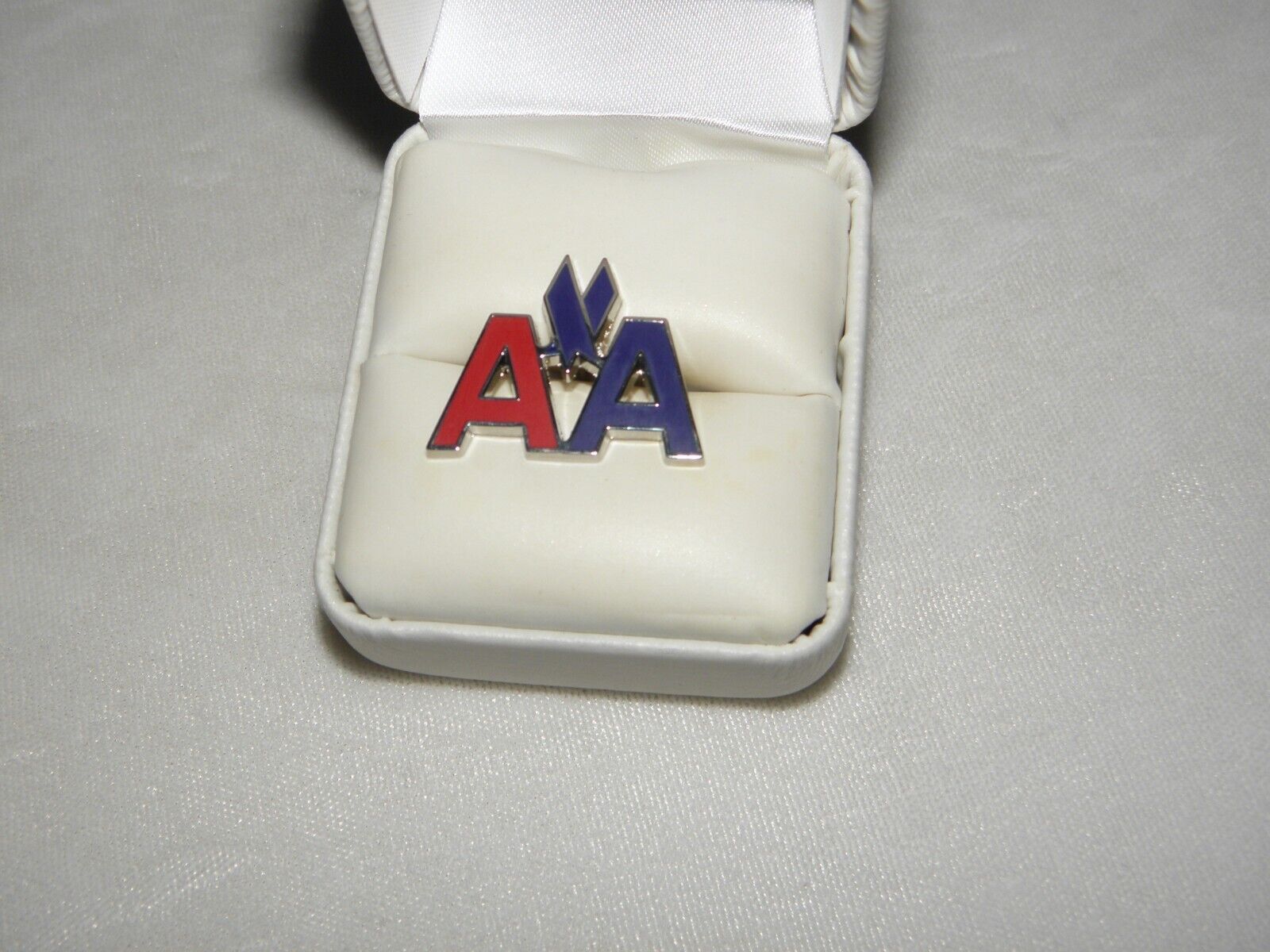 AMERICAN AIRLINES PIN CLASSIC AA CUT OUT LOGO LAPEL TAC PIN PILOT GIFT NEW