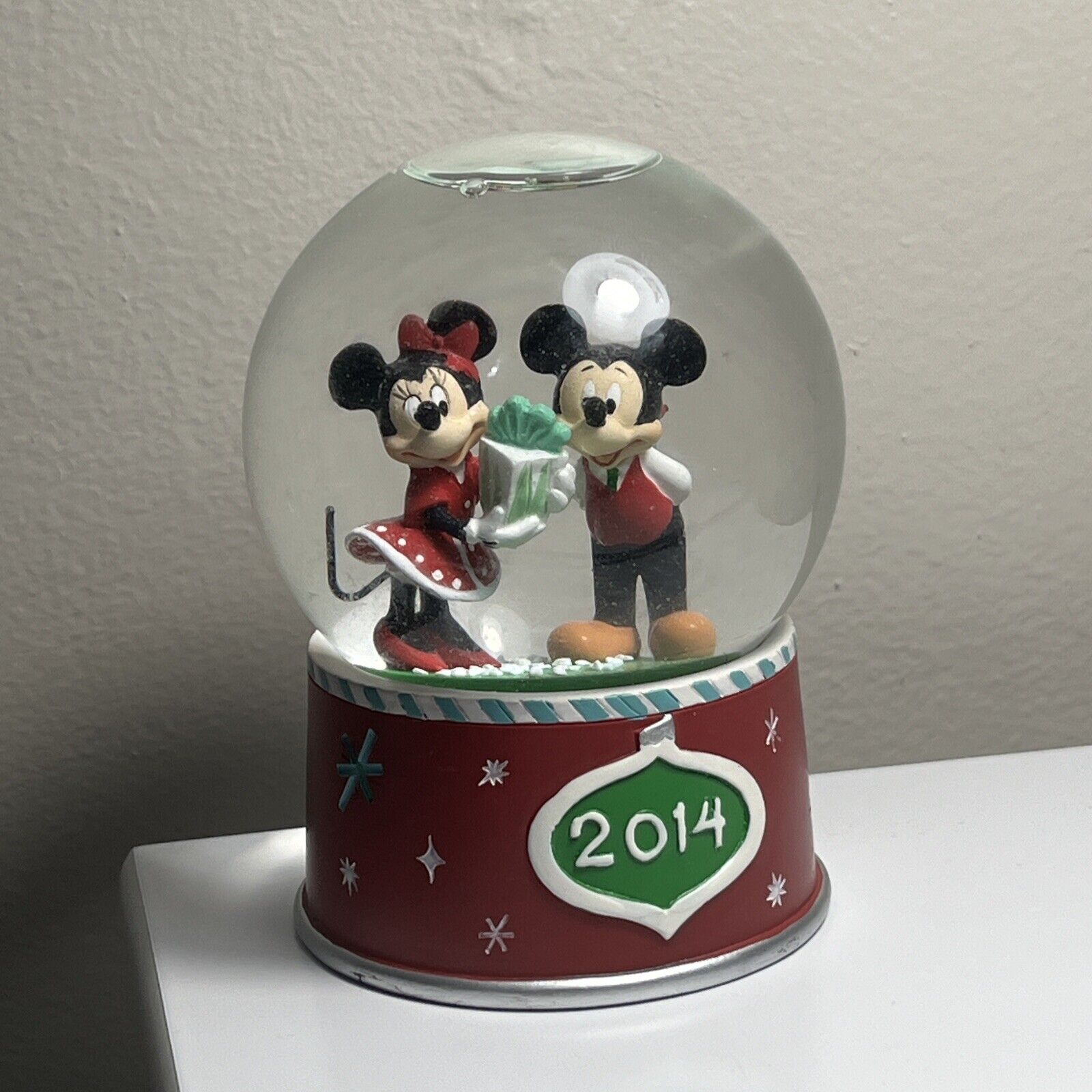 2014 Disney Store Disney World Minnie & Mickey Mouse Christmas Snow Globe